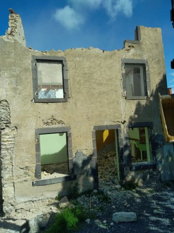 Démolition d'une maison et aménagement extérieur à Cellule