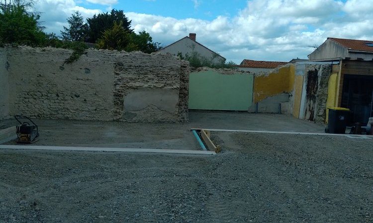 Démolition d'une maison et aménagement extérieur à Cellule